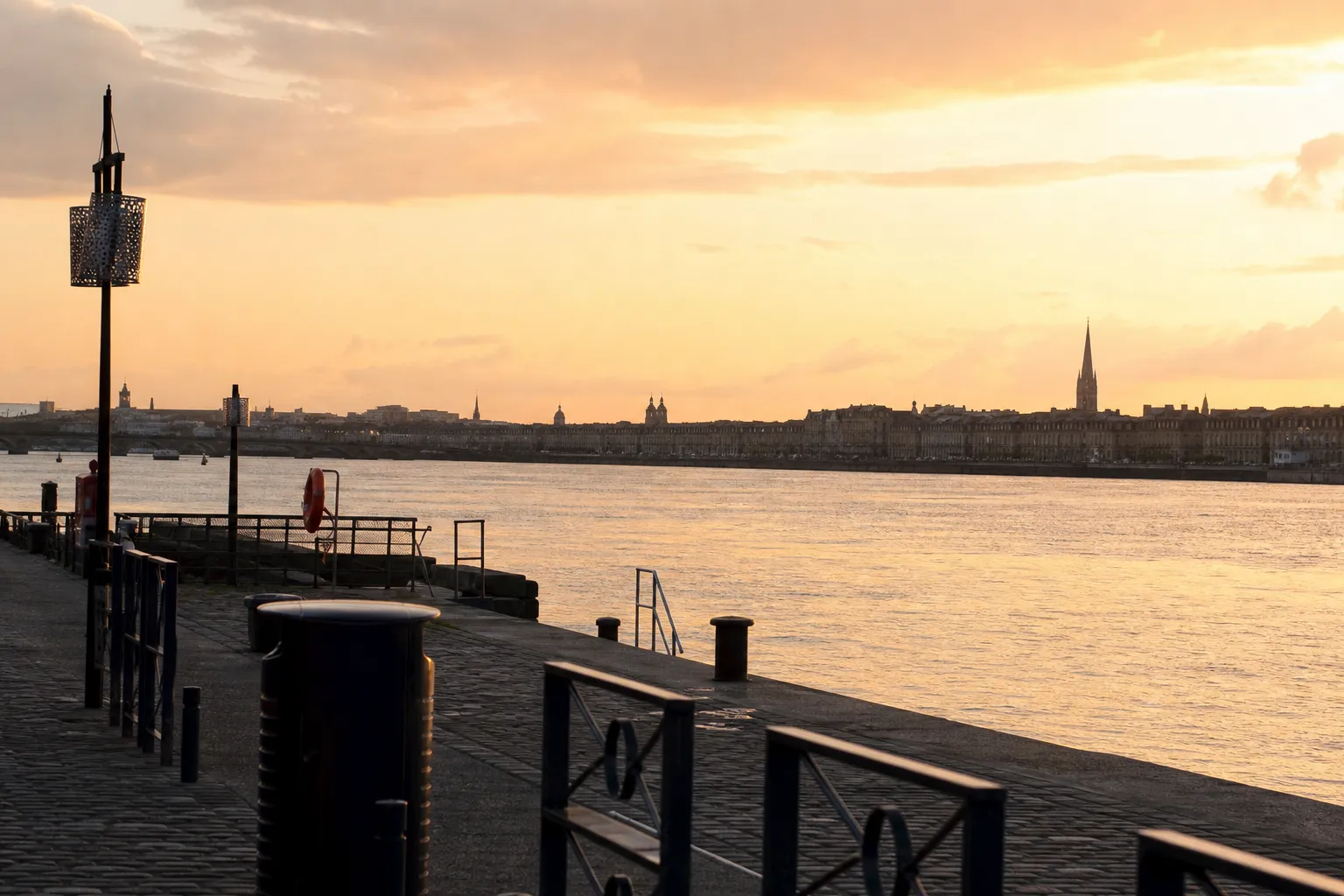 Quais de la Garonne à Bordeaux en lumière douce, la ville en arrière-plan