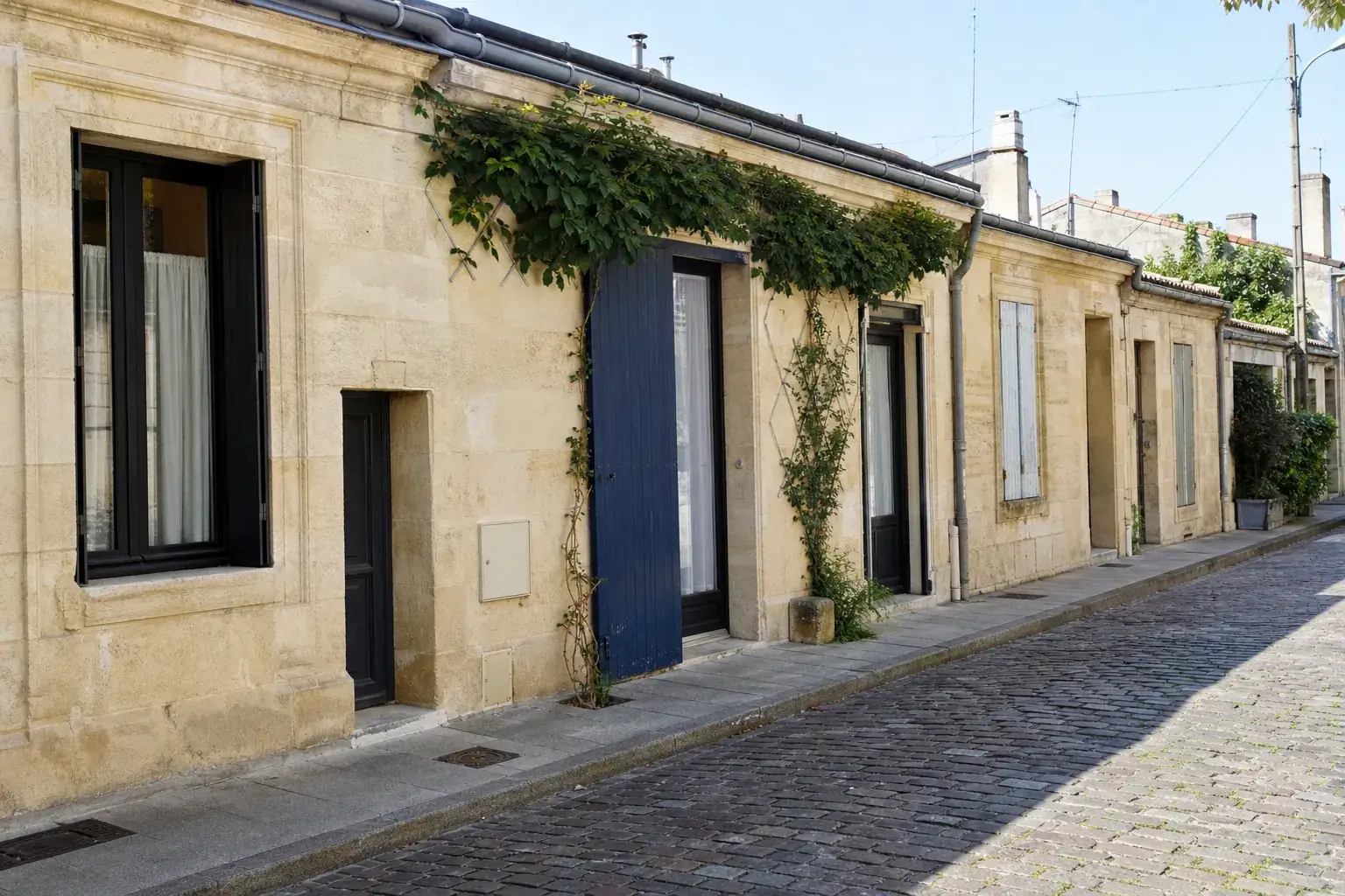 Échoppes bordelaises alignées le long d’une rue pavée d’un quartier résidentiel