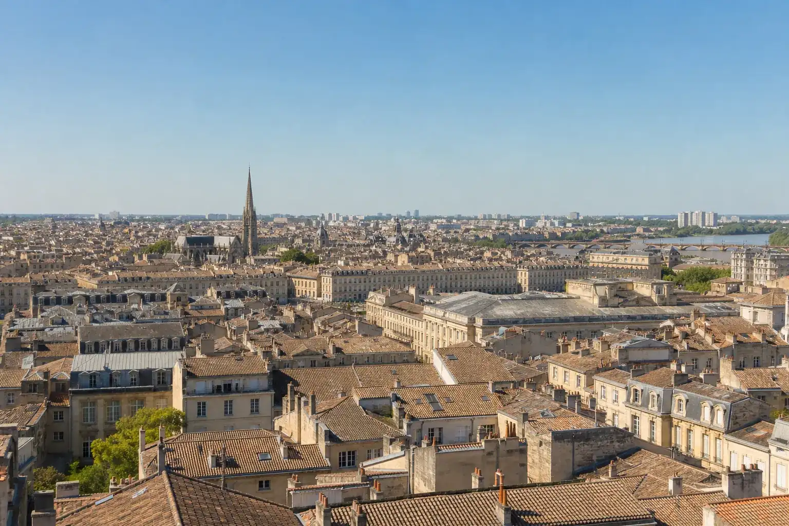 Vue d’ensemble sur les toits de tuiles et la pierre blonde autour de Bordeaux